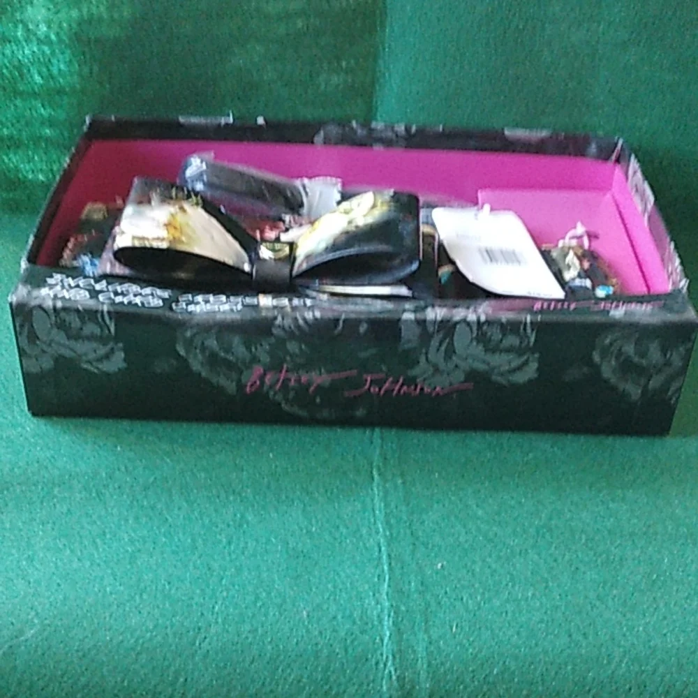NWTS Betsey Johnson Gxdani crossbody purse & card case black flowers glossy. T1 - Picture 7 of 16